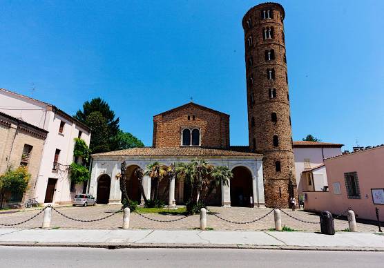 Le palme ornamentali campeggiano da decenni davanti alla facciata di Sant’Apollinare Nuovo: l’area esterna è già visibile in una foto risalente al 1928 (foto Fiorentini)