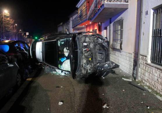 Cesena, spaventoso incidente nella notte a San Carlo: si schianta a tutta velocità nel cuore del paese