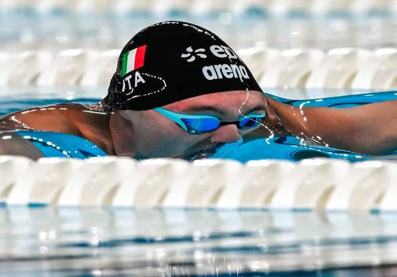Simone Cerasuolo in azione nelle batterie dei 100 rana di Parigi (foto Federnuoto.it/DeepBlueMedia.eu)