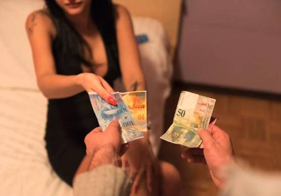 La donna gli avrebbe estorto decine di migliaia di euro; l’avvocato Paolo Ghiselli