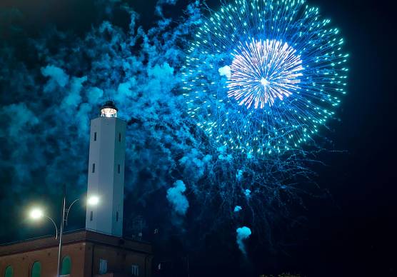 A Marina di Ravenna i fuochi e il palio della cuccagna (Fotoservizio Massimo Fiorentini)