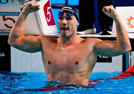 A sinistra l’imolese Simone Cerasuolo subito dopo la vittoria mondiale nei 50 rana in vasca lunga a Singapore, a destra il faentino Michele Busa specialista della farfalla