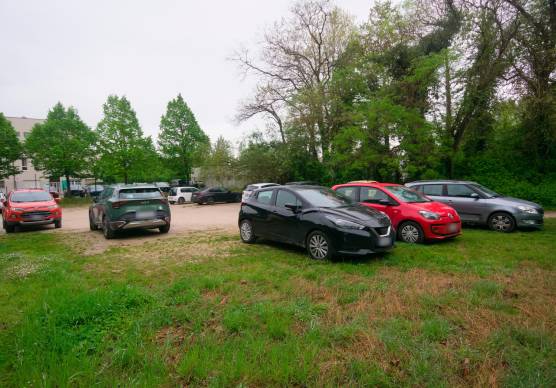 Le auto parcheggiate nella zona sterrata (Fiorentini)
