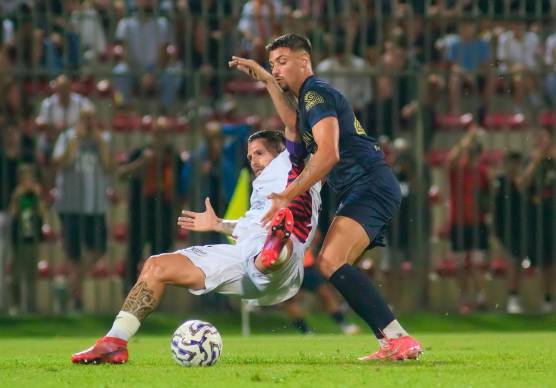 Il difensore giallorosso Mattia Scaringi in azione foto MASSIMO FIORENTNI