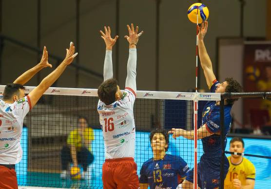 Un attacco di Mattia Gottardo contro il muro di Lorenzo Sperotto (foto Fiorentini)