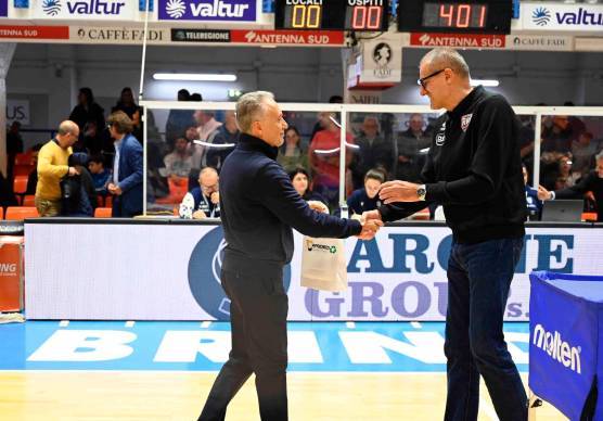 La stretta di mano tra Piero Bucchi e Sandro Dell’Agnello prima della palla a due del match d’andata