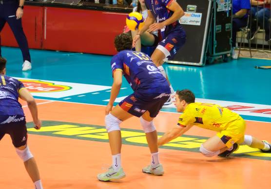 Una delle tante difese di Riccardo Goi nel vittorioso match di mercoledì contro Brescia foto massimo fiorentini