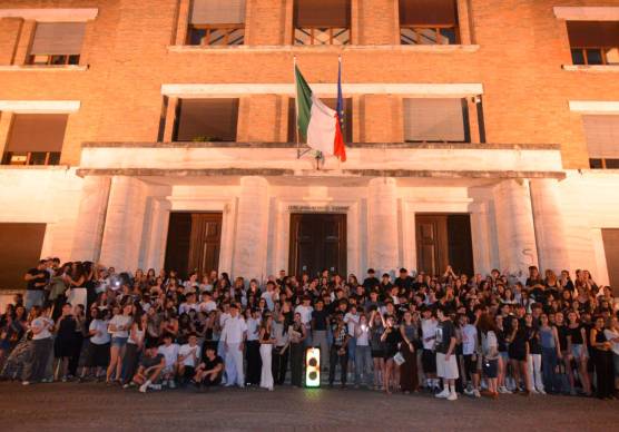 Il tradizionale rito della vigilia al liceo classico di Ravenna dove i ragazzi si sono ritrovati per intonare la canzone di Antonello Venditti (foto e video Massimo Fiorentini)