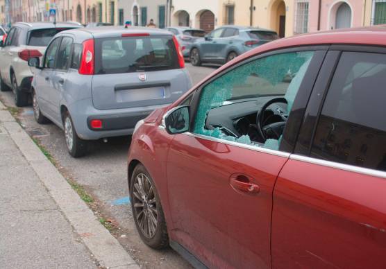 Una delle auto danneggiate (Fotoservizio Massimo Fiorentini)