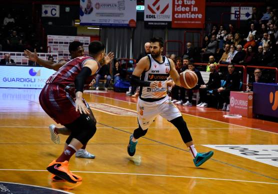 Riccardo Tavernelli in palleggio con la maglia dell’Unieuro (foto FABIO BLACO)