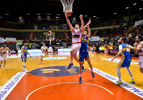 Toni Perkovic a canestro nella partita casalinga di regular season contro la Gesteco Cividale foto fabio blaco