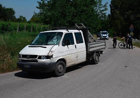 Il furgone e il recupero della bicicletta della vittima (foto Fabio Blaco)
