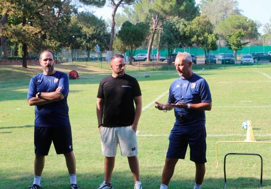Mauro Antonioli parla alla squadra al fianco di Ulisse Savini