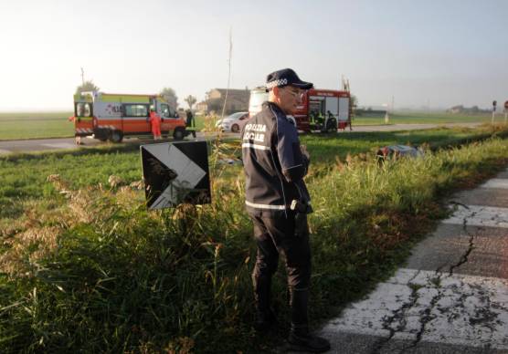 Ravenna, auto sbanda in curva e finisce nel fosso: ferito estratto dai Vigili del Fuoco e portato a Cesena