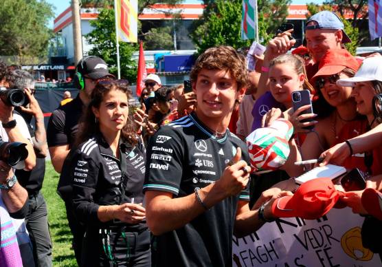 Kimi Antonelli nella Fanzone d del Gran premio di F1 di Imola un anno fa (foto mmph)