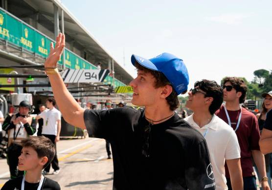 Kimi Antonelli saluta i tifosi sulle tribune dell’Enzo e Dino Ferrari (Mmph)