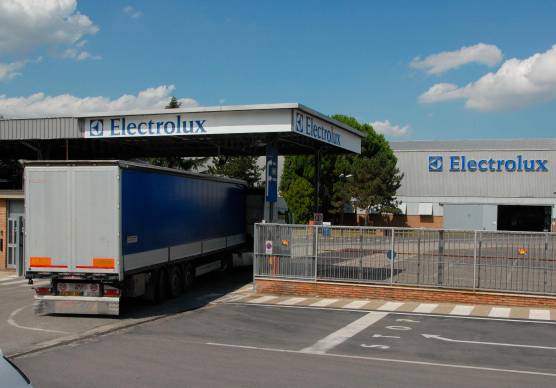 Forlì, i sindacati: “Caldo sofffocante all’Electrolux, ma i dirigenti nei loro uffici con i condizionatori non sospendono la produzione”