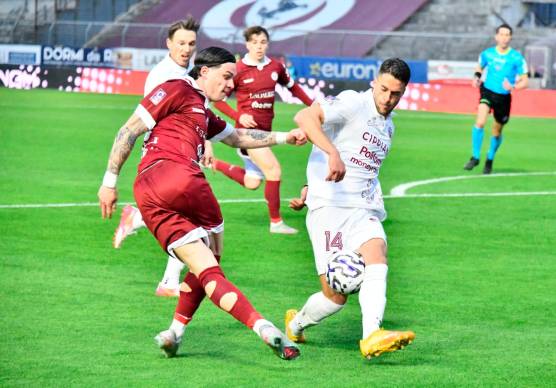 Il centrocampista giallorosso Cristiano Bani impegnato in fase difensiva