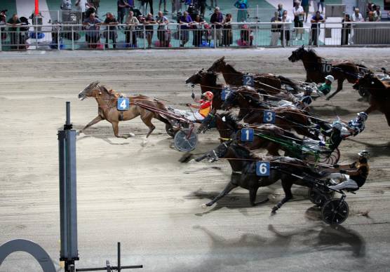 A sinistra l’arrivo vincente di Elise Ana, che precede tutta la concorrenza sul traguardo del Savio. A destra la premiazione dei vincitori da parte della famiglia Grassi