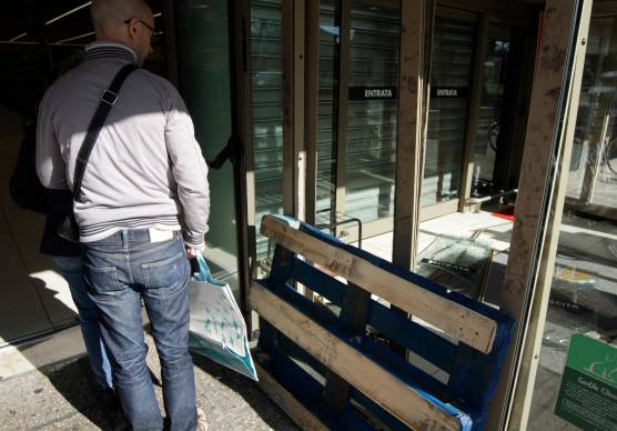 Ravenna, baby gang in azione vicino alla scuola: devastati i cassonetti e sfondata la vetrata del Famila