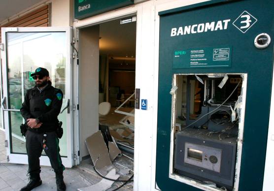 La filiale presa di mira (foto Massimo Fiorentini)