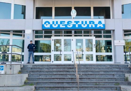 Ravenna, tenta di rubare barrette ma si imbatte nel vicario del questore e gli trovano addosso droga