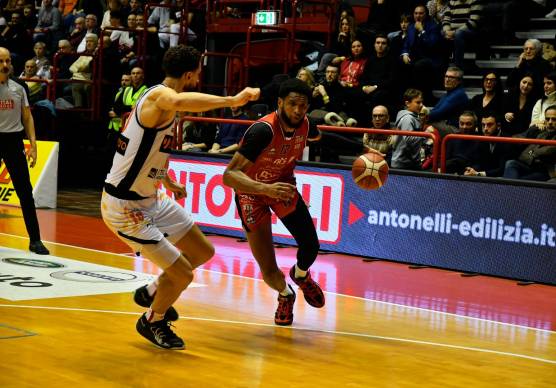 Mark Ogden in azione contro Raphael Gaspardo nel vittorioso derby di domenica in casa dell’Unieuro Forlì