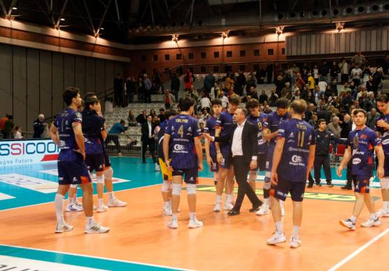 Antonio Valentini chiama a raccolta i suoi ragazzi a fine partita (Fiorentini)