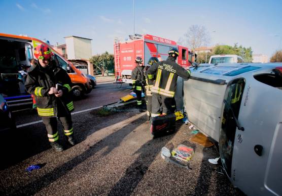 Ravenna. Rocambolesco incidente in via Rubicone: novantenne perde il controllo dell’auto
