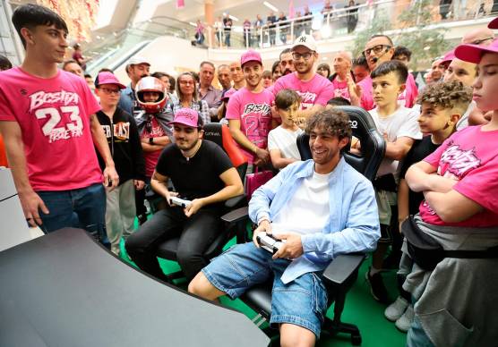 MotoGp, Bastianini incontra i tifosi a San Marino tra foto e sfide ai videogiochi - Gallery