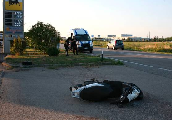 Lo scooter dopo il terribile scontro (foto Fiorentini)