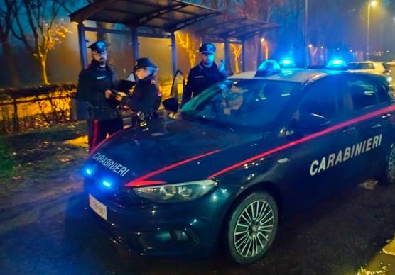 Castel San Pietro, minaccia il conducente e tenta di prendere il volante del bus intervento dei carabinieri sulla linea 101