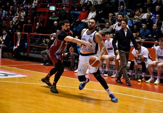 Fabio Mian in maglia Rieti contro Pietro Aradori