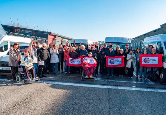 Imola, “ci fate fare un giro di pista all’autodromo”? Il desiderio dei nonni delle Rsa diventa realtà