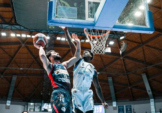 Raphael Gaspardo contro Udom nella sfida persa a Bergamo: il lungo dell’Unieuro salterà la sfida con Pistoia e probabilmente il derby con Rimini