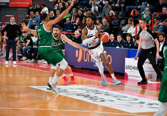 Una risonanza magnetica a inizio settimana chiarirà definitivamente le condizioni di Demonte Harper foto blaco