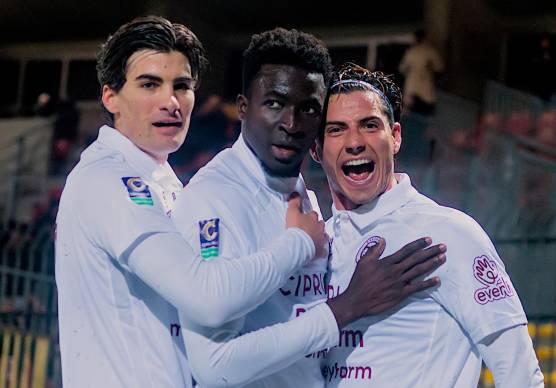 Zagrè festeggiato da Menegazzo e Falbo dopo la rete del momentaneo 1-0 in Ravenna-Arzignano (foto Massimo Fiorentini)