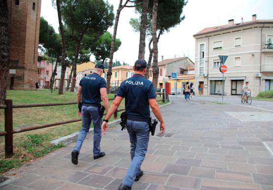 Cesena, rapinano il centro commerciale: due giovani inseguiti e arrestati