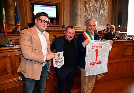 L’assessore Kevin Bravi, il presidente biancorosso Gianfranco Cappelli e il sindaco Gianluca Zattini (foto Fabio Blaco)