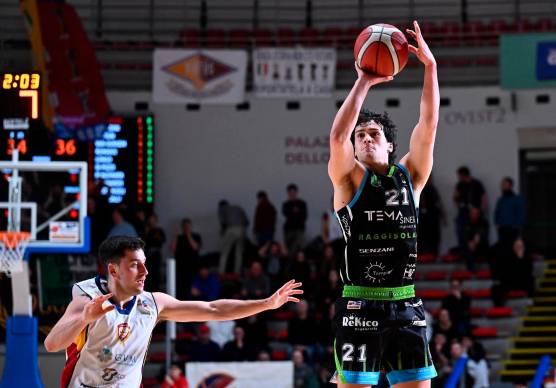 Una Tema da applausi piega la capolista (74-81)