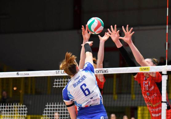 Un attacco di Edinara Brancher contro il muro a due di Perugia (Legavolley)