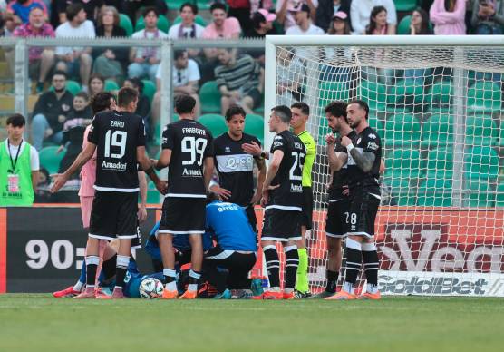 I primi soccorsi a Jonathan Klinsmann in Palermo-Cesena (foto Luigi Rega)