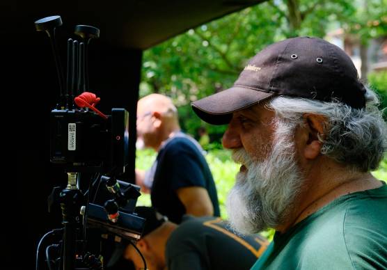 Il regista Ettore Zito durante le riprese del film realizzate a Rocca San Casciano