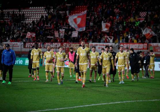 Le espressioni cupe dei giocatori bianconeri dopo la sconfitta di Mantova