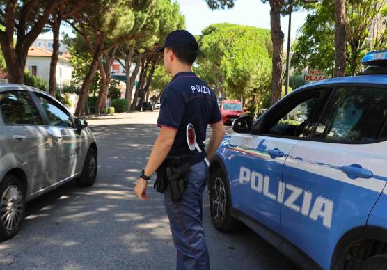 Cesenatico, stretta della Polizia su degrado e truffe: allontanati pregiudicati