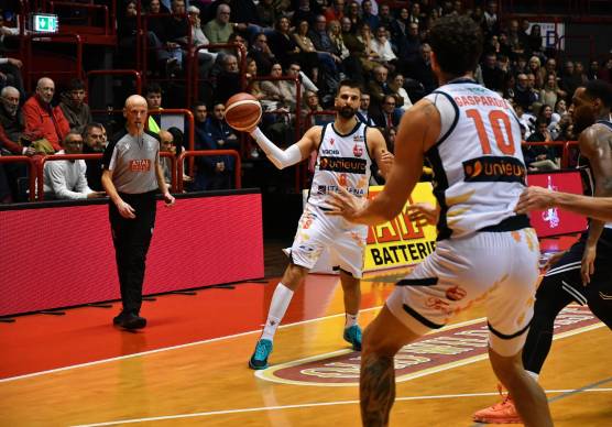 Il play e capitano dell’Unieuro, Riccardo Tavernelli foto fabio blaco