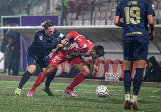 Il capitano giallorosso Paolo Rrapaj impegnato nel recuperare la sfera (foto ORESTE CHIANESE)