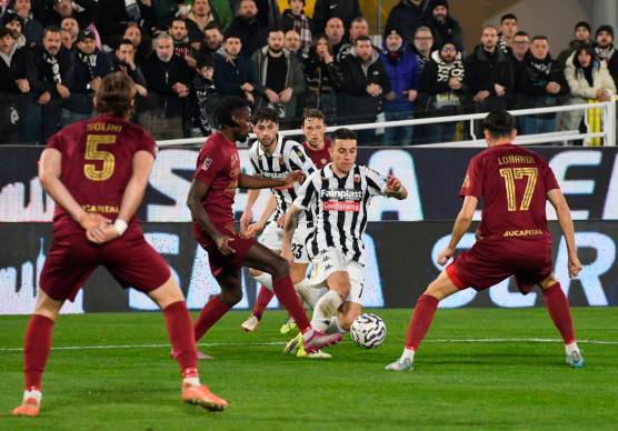 Joshua Tenkorang in mezzo al traffico del centrocampo nella gara di Ascoli