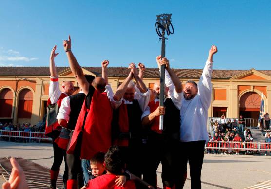 Il rione Cento festeggia la Caveja. Nella pagine successive, alcune immagine del palio e della Contesa Estense