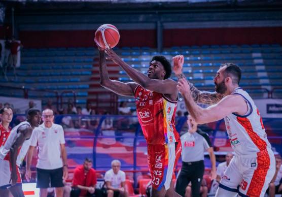DeShawn Stephens a canestro